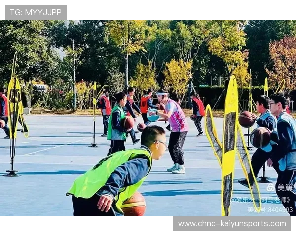 球场“绝美配合”：默契十足的团队协作秀，球场搭配